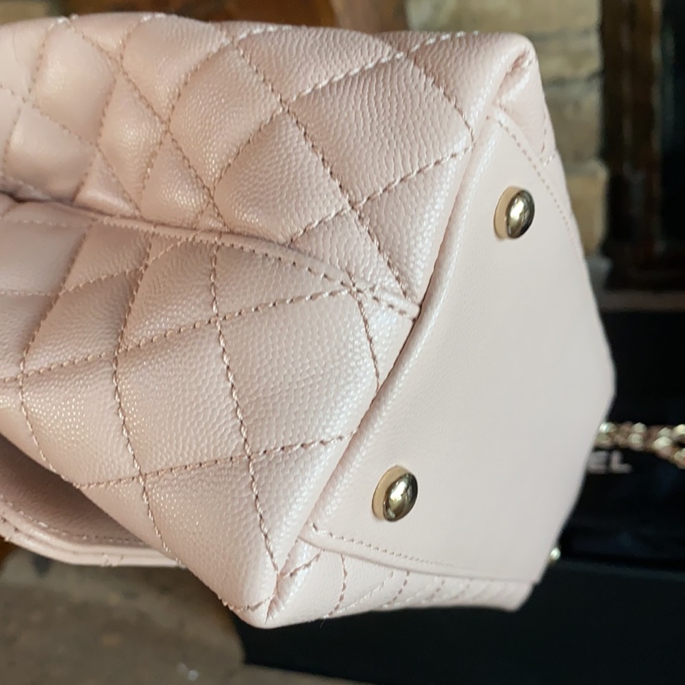 ⛔️SOLD ⛔️ EUC Auth. Chanel 21A flap bag w handle - light pink - Picture 11 of 12